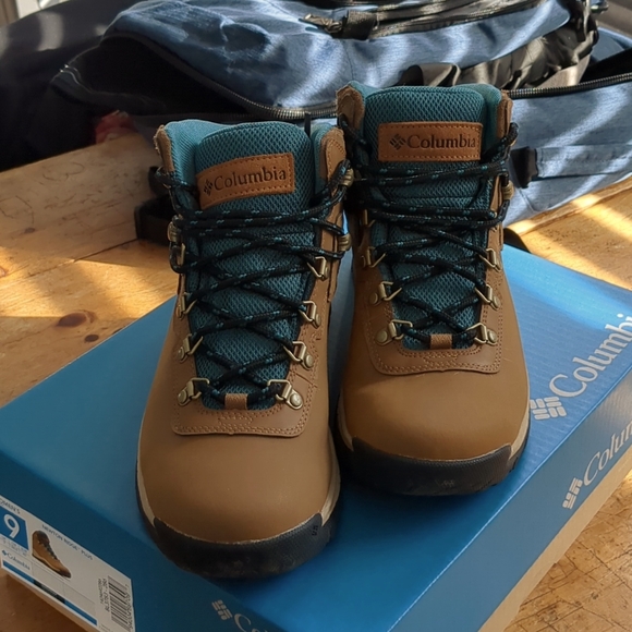 columbia walking boots womens